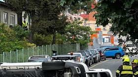 Opilý řidič boural v Perucké ulici na pražských Vinohradech. (26. května 2022)