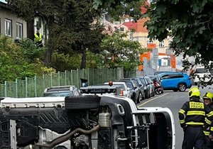 Opilý řidič boural v Perucké ulici na pražských Vinohradech. (26. května 2022)