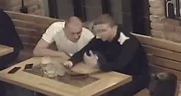 Muž před barem na Vinohradech pobodal dalšího muže, útočníka hledá policie.