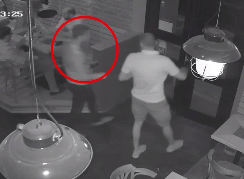 Muž před barem na Vinohradech pobodal dalšího muže, útočníka hledá policie.
