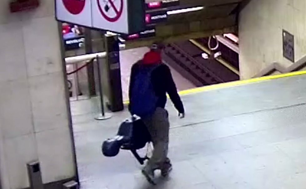 Muž ukradl violoncello, hledá ho policie. Kamery ho zachytily ve společnosti dalších dvou mužů.