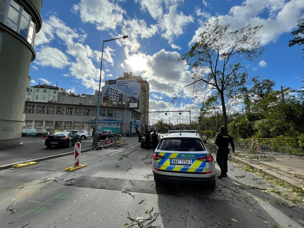 Spoušť, která zůstala po silném vichru v Argentinské ulici. (Praha, 21. října 2021)