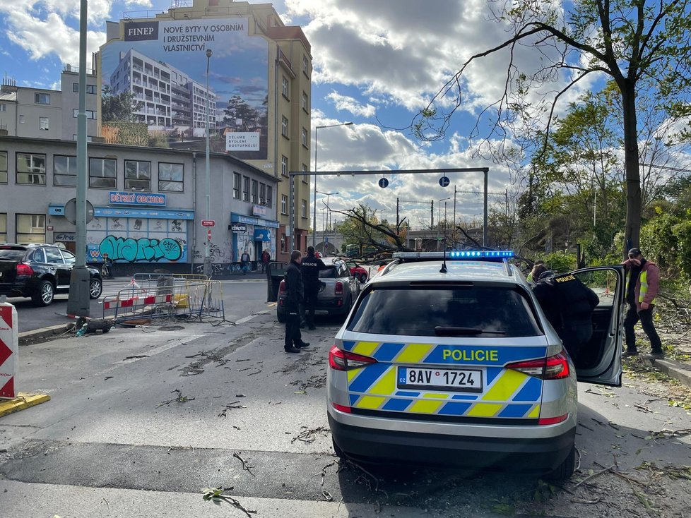 Spoušť, která zůstala po silném vichru v Argentinské ulici. (Praha, 21. října 2021)