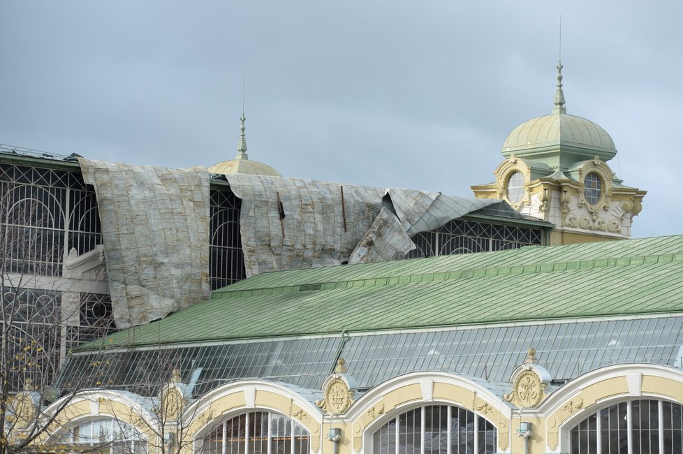 Silný vítr uvolnil 29. října kus střechy Průmyslového paláce na pražském Výstavišti.