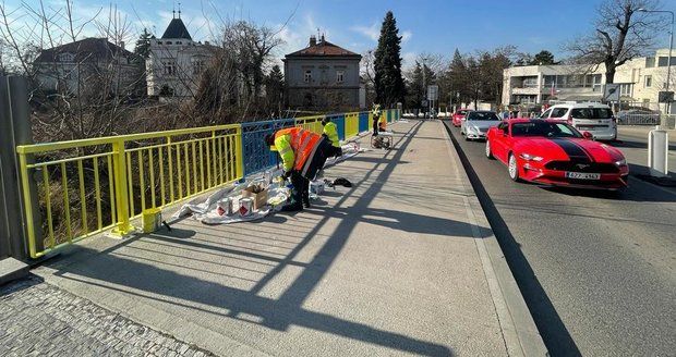 Protest proti invazi: Praha nechala zábradlí u ruské ambasády natřít v barvách ukrajinské vlajky
