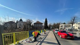 Most v Korunovační ulici na dohled od ruské ambasády je natřen v barvách ukrajinské vlajky.