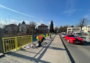 Most v Korunovační ulici na dohled od ruské ambasády je natřen v barvách ukrajinské vlajky.