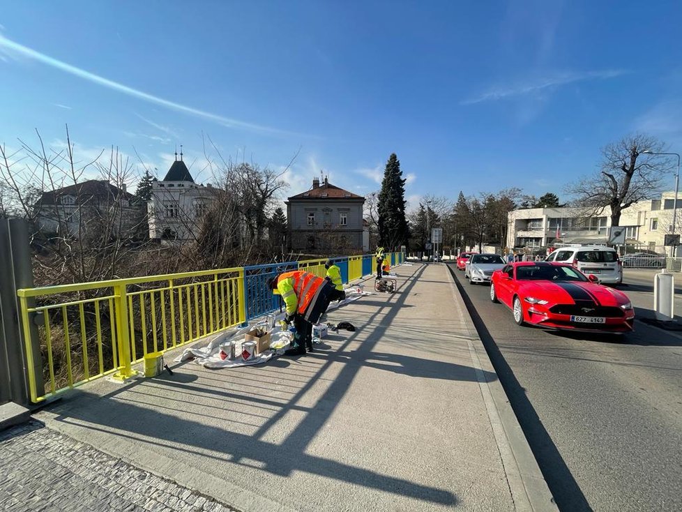 Most v Korunovační ulici na dohled od ruské ambasády je natřen v barvách ukrajinské vlajky.