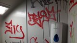 Vandal se vyřádil ve vlaku: Interiér počmáral klikyháky, poškodil šest metrů čtverečních plochy