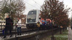V Praze u smíchovského nádraží se málem srazily dva vlaky. Sto lidí evakuováno.
