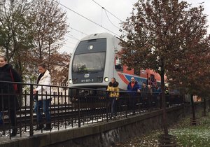 V Praze u smíchovského nádraží se málem srazily dva vlaky. Sto lidí evakuováno.