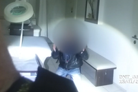 Chycen při činu! Gauner (34) se vloupal do salonu na Žižkově, policisté ho našli za zástěnou