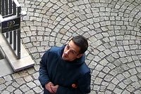 Neznámý gauner vykradl byt v centru Prahy. Promenádoval se před kamerou, poznáte ho?