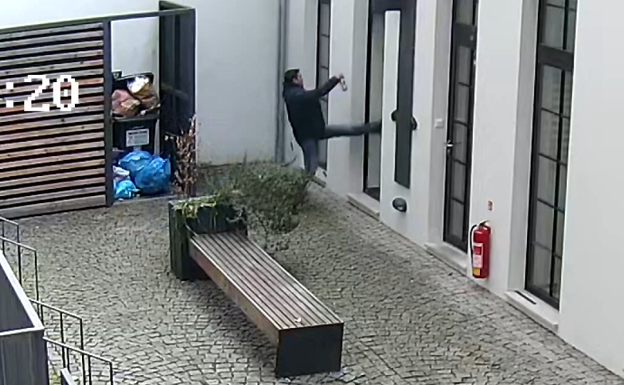 Muž se vloupal do bytu v Opletalově ulici v centru Prahy.