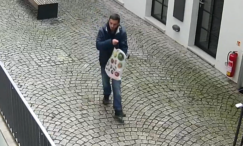 Muž se vloupal do bytu v Opletalově ulici v centru Prahy.
