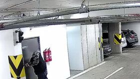 Policisté zadrželi muže, který se vloupával do sklepů v Praze.