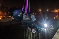 Auto sjelo do Vltavy v centru Prahy: Pokus o sebevraždu?! Řidič (53) zůstal sedět uvnitř