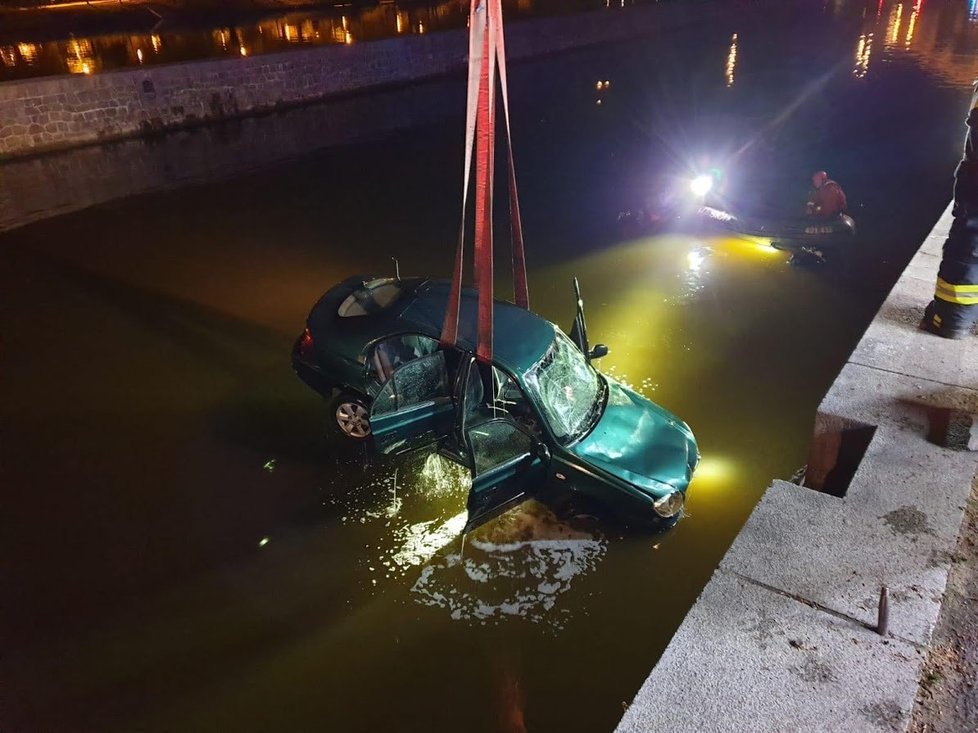 Auto v centru Prahy sjelo do Vltavy, řidič zůstal uvnitř. (10. května 2021)