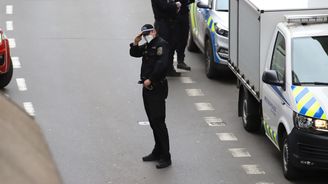 Policie uzavřela na hodinu a půl část centra Prahy. Ve Vltavě byl nalezen minometný granát
