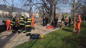 Dva lidé přepadli z opěrné zídky do Vltavy. Museli je vyprošťovat hasiči.