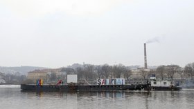 Pomocí remorkéru odtáhla Státní plavební správa loď nakonec zpátky do Smíchovského přístaviště