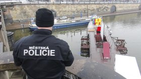 Policie nyní prošetřuje, proč se loď ze svého kotviště uvolnila