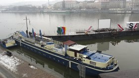 Po Vltavě se dnes v Praze plavila loď bez posádky! Uvolnila se ze svého kotviště
