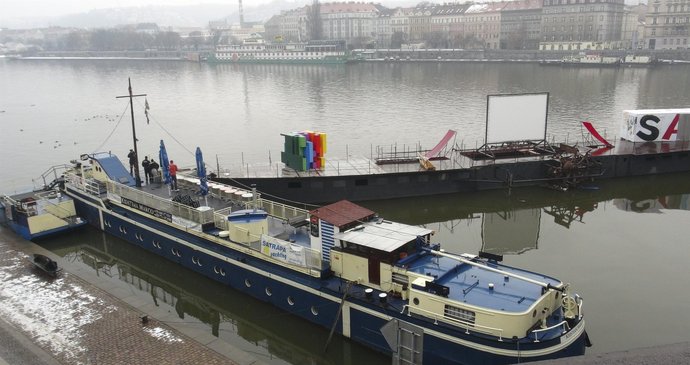 Po Vltavě se dnes v Praze plavila loď bez posádky! Uvolnila se ze svého kotviště