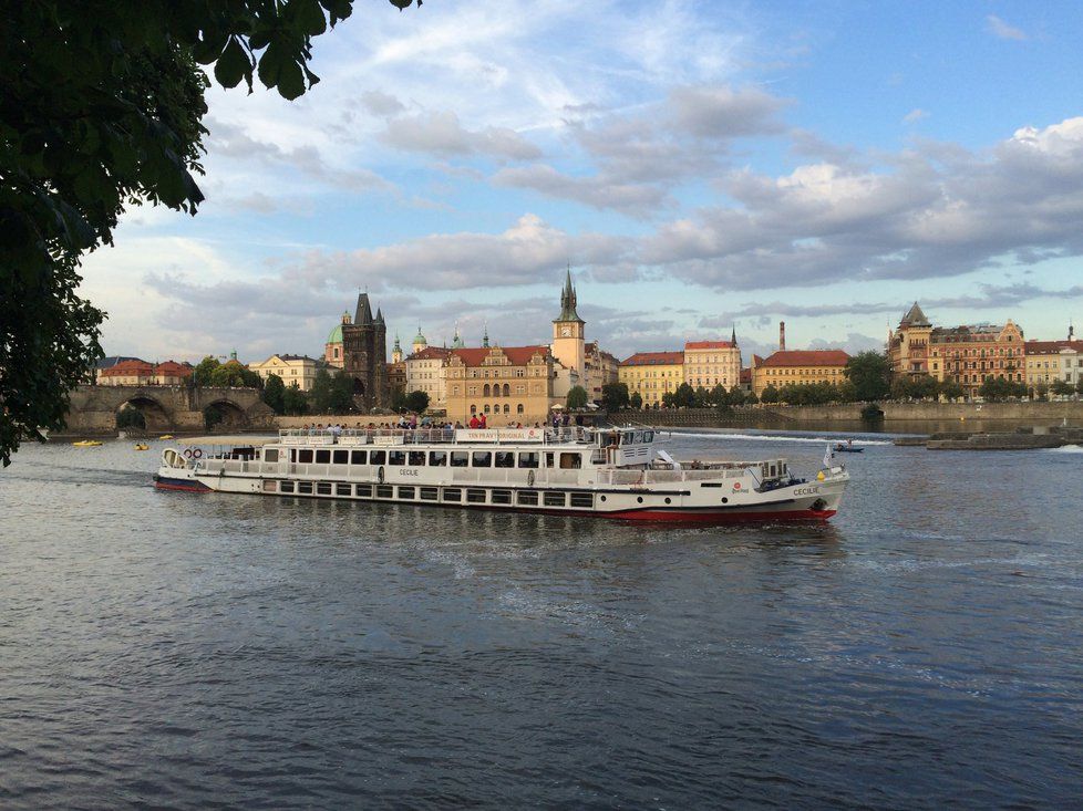 Výletní loď na Vltavě.