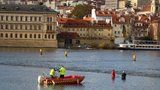 Mrtvola ve Vltavě! U Novotného lávky plavalo bezvládné ženské tělo