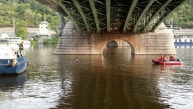 Hrůzný nález na hladině Vltavy: Potápěči vylovili tělo mrtvého muže