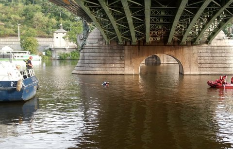 Hrůzný nález na hladině Vltavy: Potápěči vylovili tělo mrtvého muže