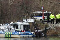 Mrtvola ve Vltavě! Kriminalisté na Smíchově vytáhli z vody mrtvého muže