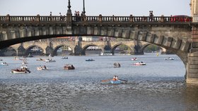 Provoz na Vltavě kvůli teplému počasí značně zhoustnul