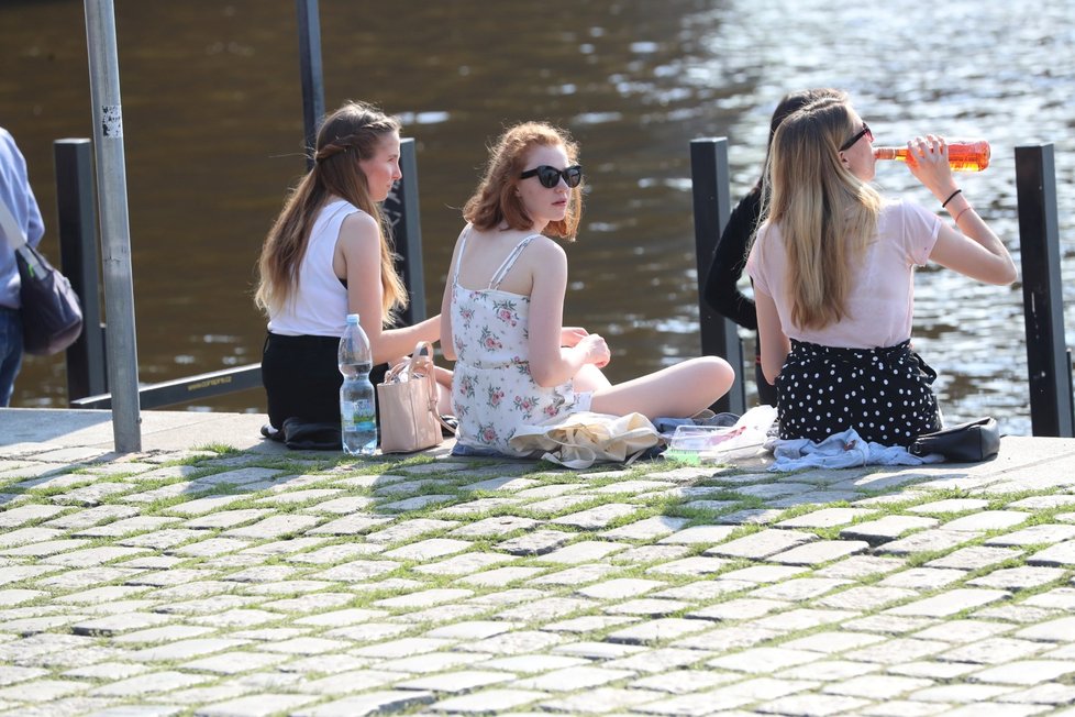 Ve čtvrtek nás zahřeje příjemných 26 °C, deštníky nechte doma