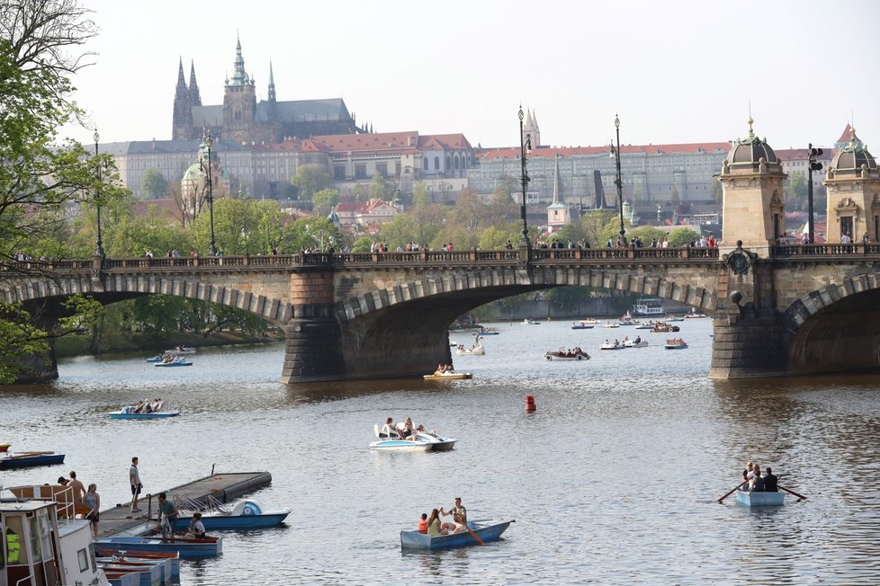 Ve čtvrtek nás zahřeje příjemných 26 °C, deštníky nechte doma