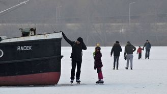 Zamrzlá Vltava přilákala v Praze stovky bruslařů, hokejistů i pěších