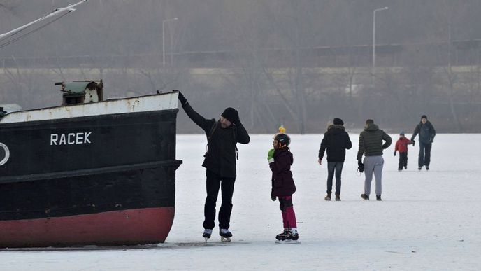 Zamrzlá Vltava přilákala v neděli 29. ledna 2017 stovky bruslařů, hokejistů i pěších s dětmi a psy