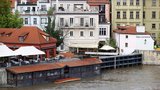 Stoupající hladina Vltavy v Praze: Provoz několika přívozů je přerušen, náplavky vyklizené