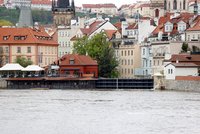 Prahu svírá strach z povodní! „Jsme připravení,“ uklidňuje primátor. Jaká opatření platí?