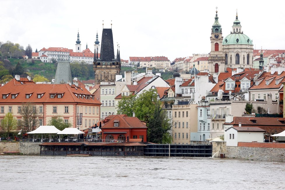 Vltava v Praze, 17. dubna 2023.