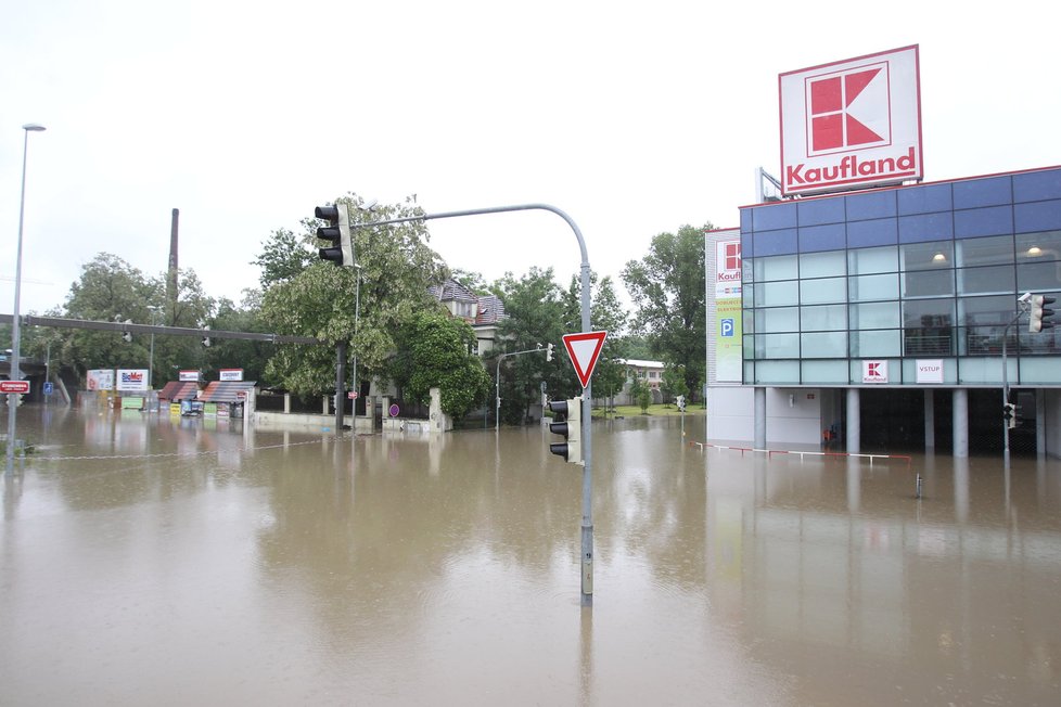 Povodně 2013: Křižovatka u Libeňského mostu v Praze