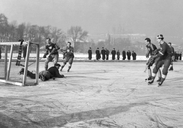 Hokejové utkání mezi Slavia Praha VŠ Sport na zamrzlé Vltavě, rok 1937