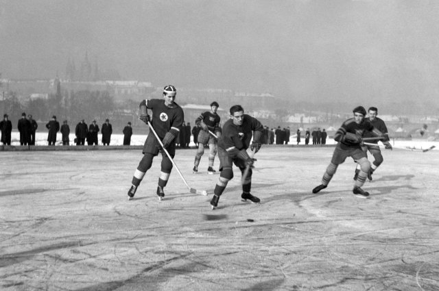 Hokejové utkání mezi Slavia Praha VŠ Sport na zamrzlé Vltavě, rok 1937.