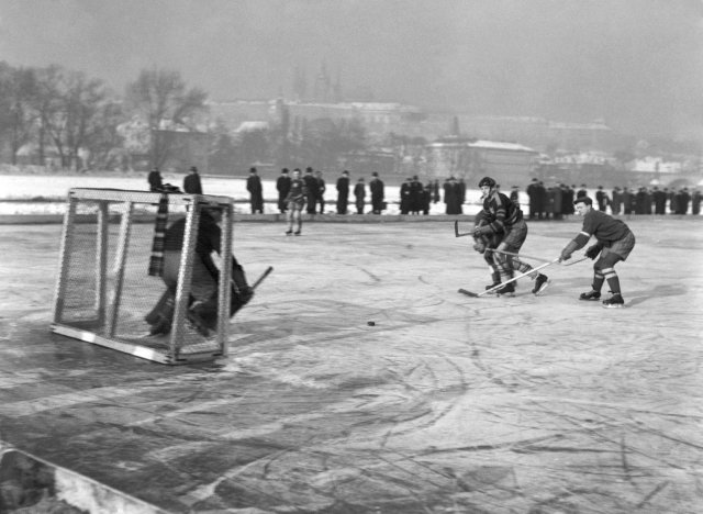 Hokejové utkání mezi Slavia Praha VŠ Sport na zamrzlé Vltavě, rok 1937.