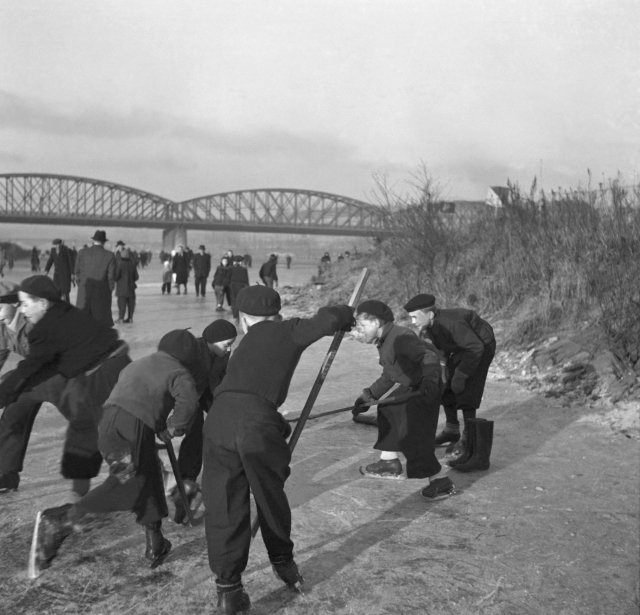 Roku 1950 se stále na Vltavě hrál hokej.