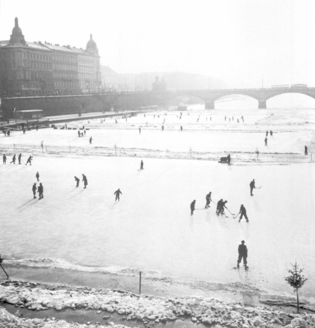 Bruslení na Vltavě u Palackého mostu roku 1939.