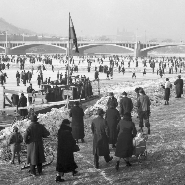 Nedělní bruslení na Vltavě roku 1937.