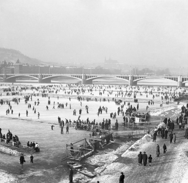 Zimní radovánky v plném proudu, zamrzlá Vltava roku 1937.