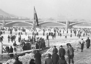 Nedělní bruslení na Vltavě roku 1937